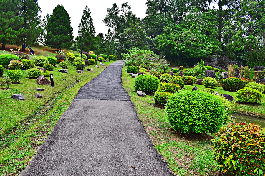 Тропинка в Японском саду в Сингапуре