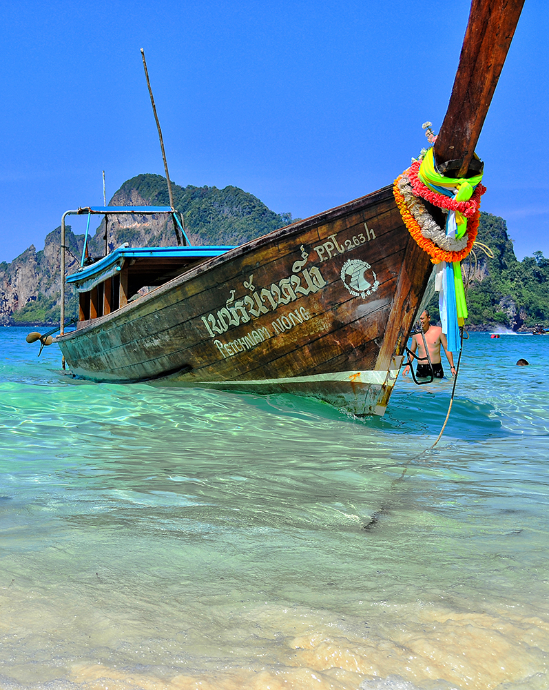 лодка на острове Пхи Пхи Дон