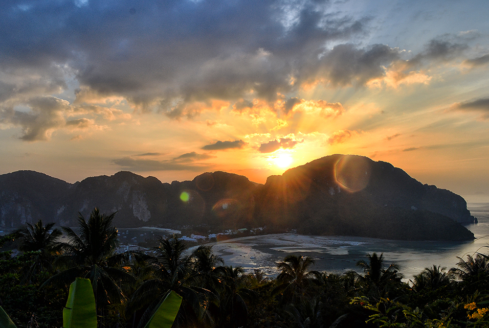 Вид на закат со смотровой площадки острова Phi Phi Don
