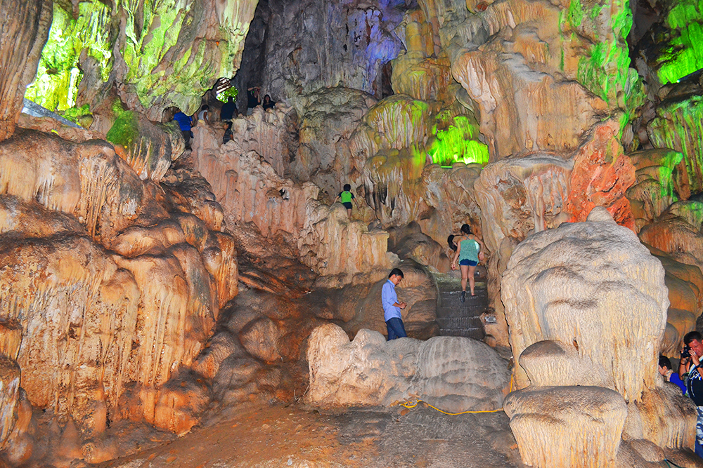 Вид на одну из пещер бухты изнутри