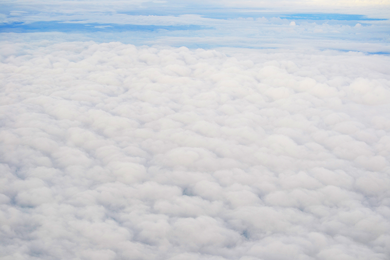 вид на облака из самолета