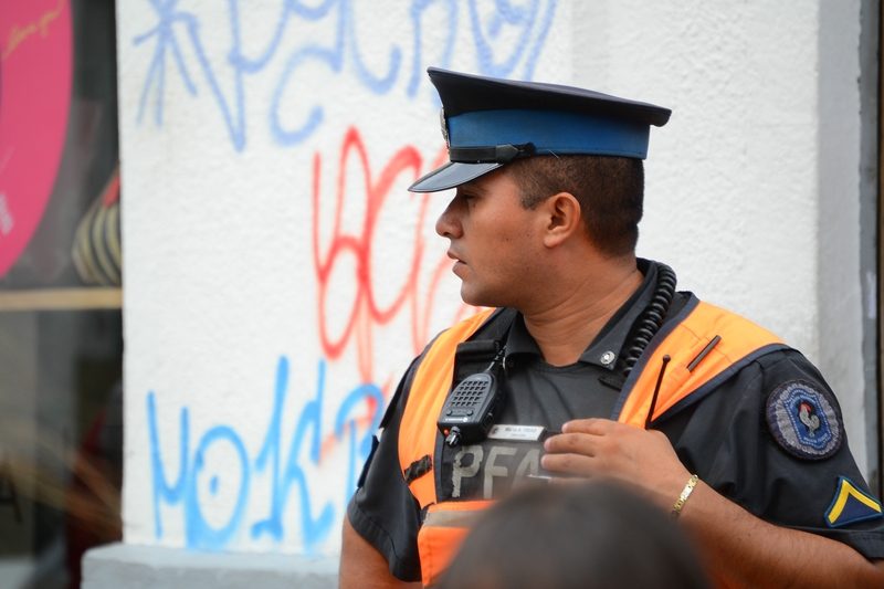 Полицейский в Буэнос Айресе