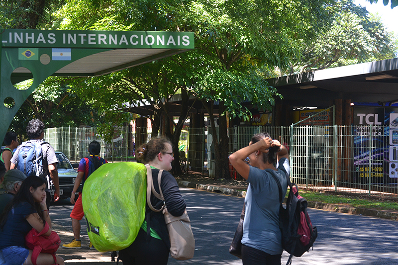 туристы, ожидающие автобус в Аргентину