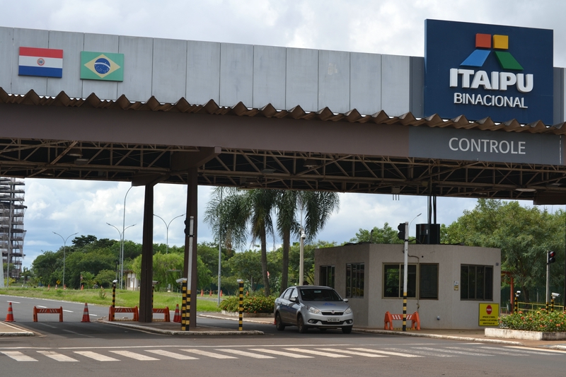 Entry into the territory of Itaipu next to a bus stop
