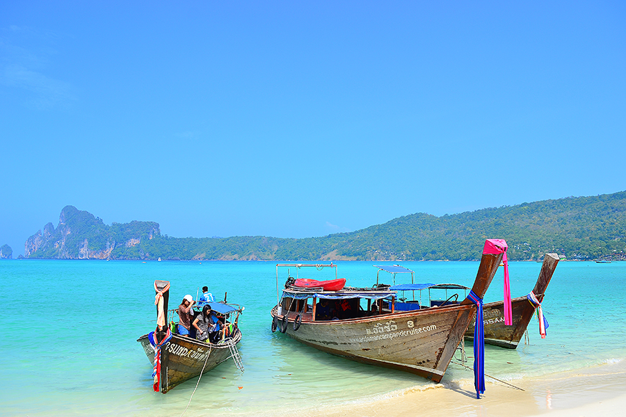 Лодки на островах Пхи Пхи в провинции Краби