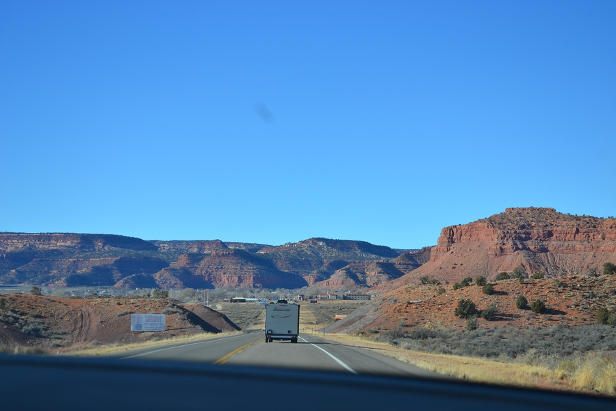 вид на каньоны из автомобиля