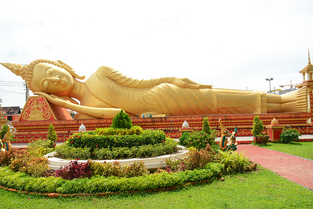 лежачий Будда в храме Pha That Luang