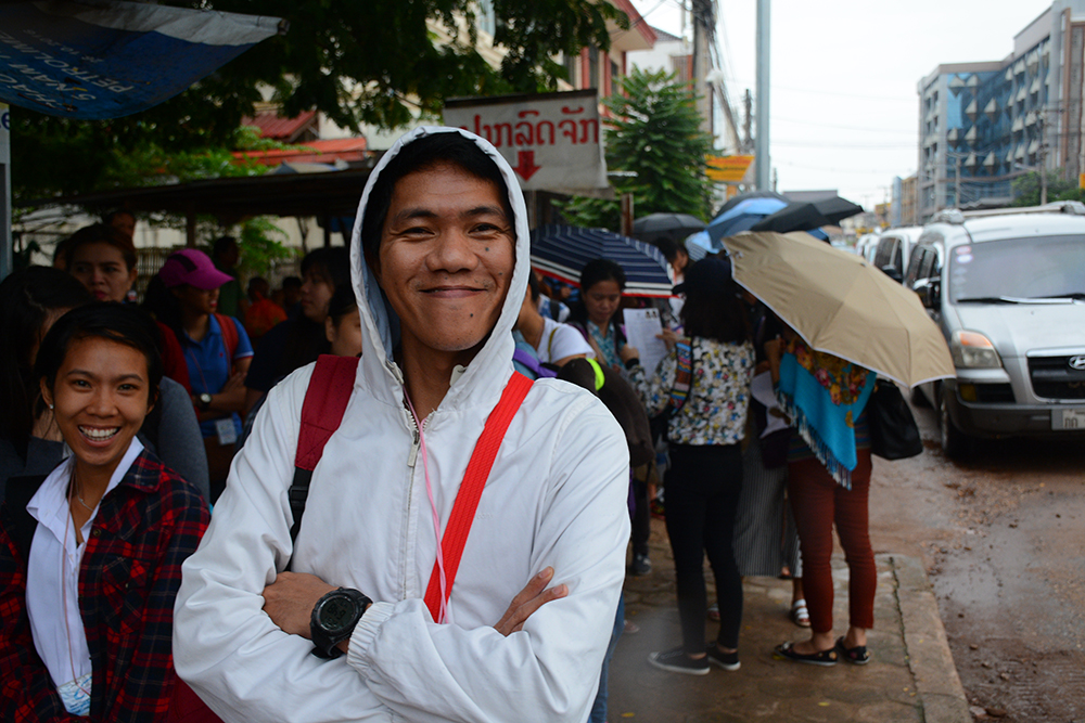 турист из Филиппин подающий на визу Таиланда во Вьентьяне