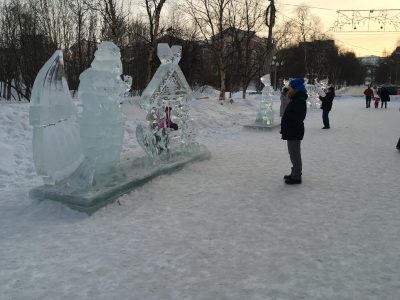 Ледовый городок рядом с площадью пяти углов в Мурманске