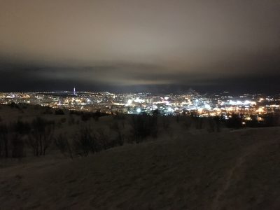 Вид на ночной Мурманск зимой с Памятника Алеше в Мурманске