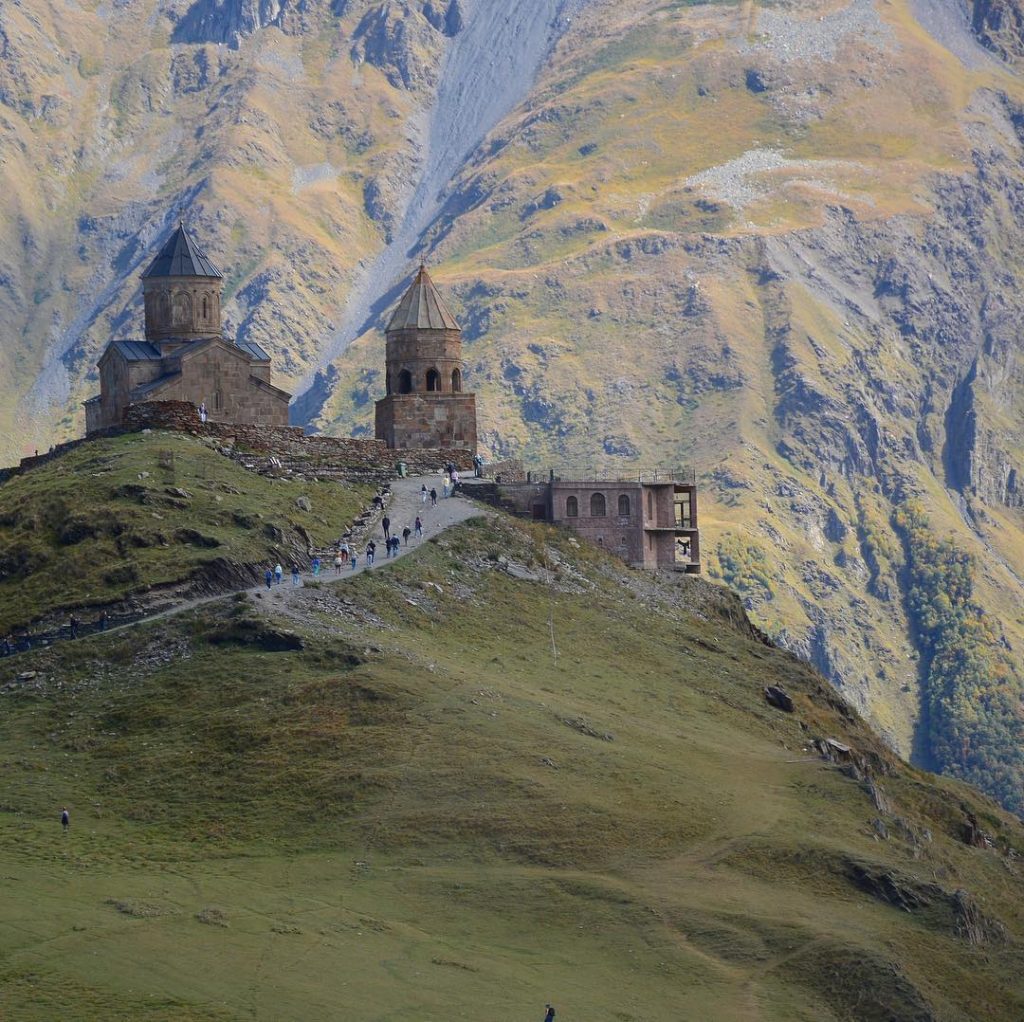 Вид на горы и Троицкую церковь (Гергети) в Казбеги
