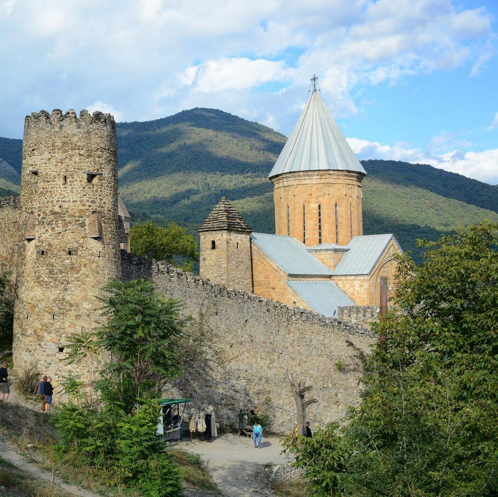 Крепость Ананури в Грузии