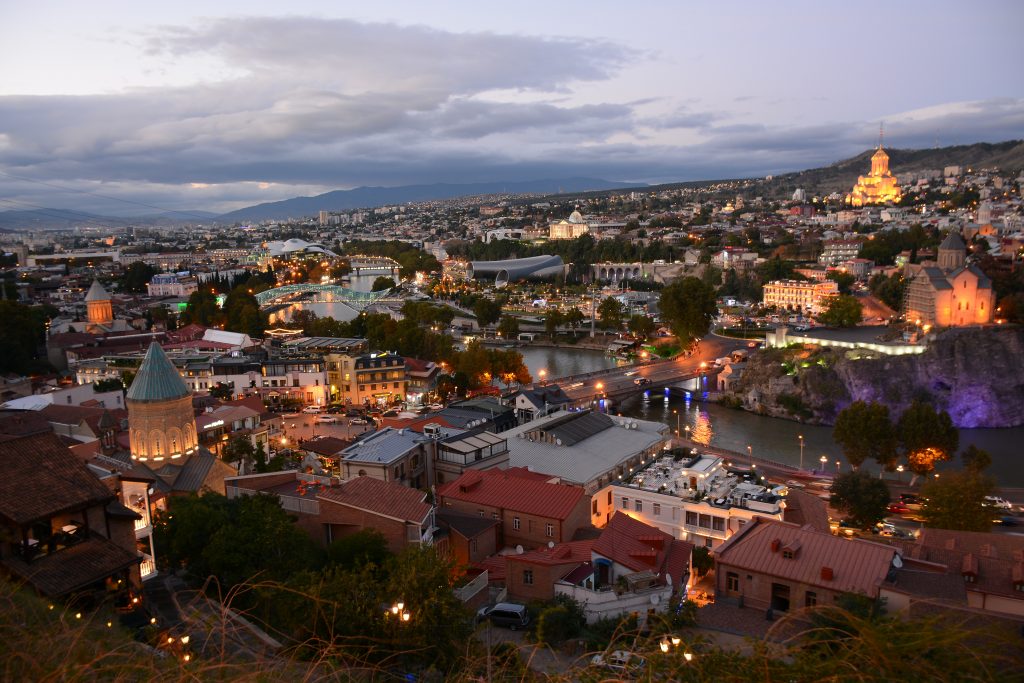 Вид на вечерний Тбилиси со смотровой площадки Kartlis Deda View Point